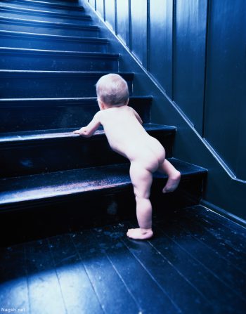 از پله بالا رفتن کودک